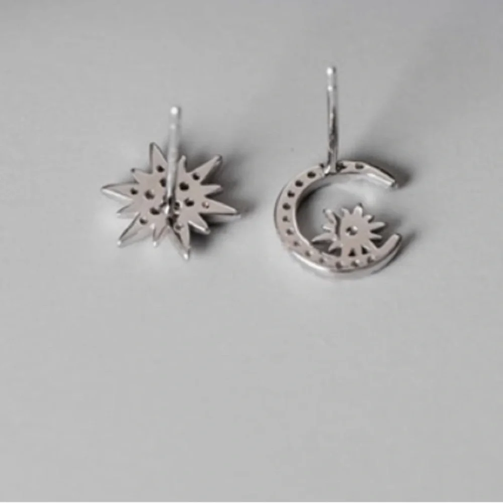 Day and Night Stud Earrings Asymmetric - Picture 5 of 10